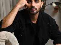 من هو عمار العزكي الفنان اليمني الذي أثار الجدل مؤخراً بسبب كليب غني معنا