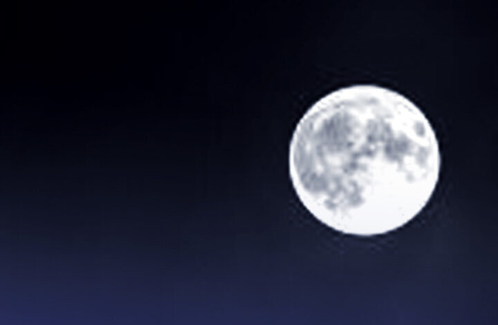 أليس القمر جميلا